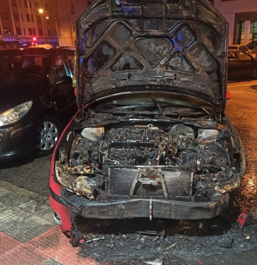 Arde un coche en la calle Casillas de Burgos