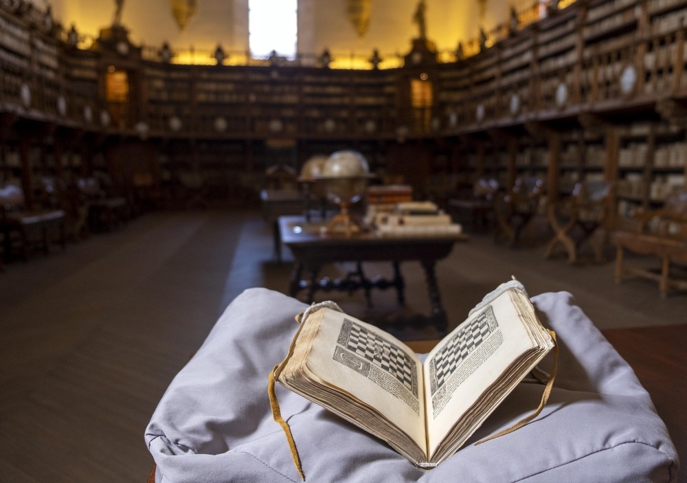 La Biblioteca Histórica de la Universidad de Salamanca conserva un libro incunable del siglo XV que compila las primeras reglas del ajedrez moderno.