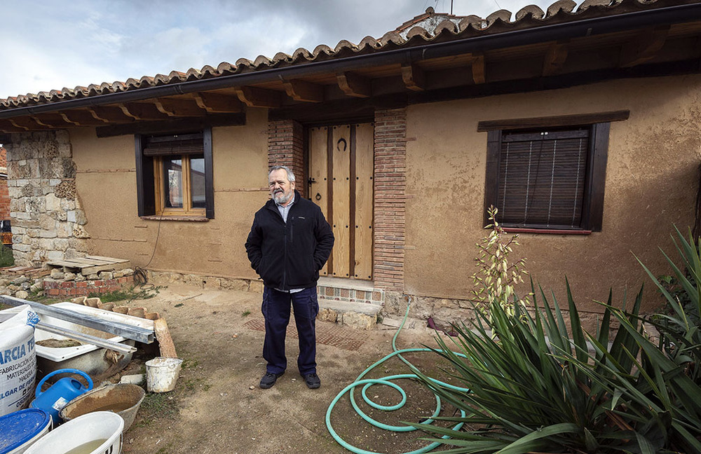 Enrique dedica sus tiempo de jubilado, desde que dejó Tenerife, a construir la casa.