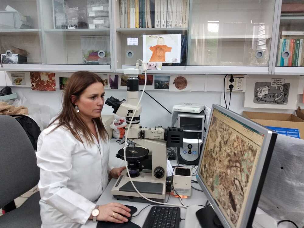Laura Damas trabajando en el laboratorio, donde utiliza microscopio y rayos X para estudiar los materiales. 