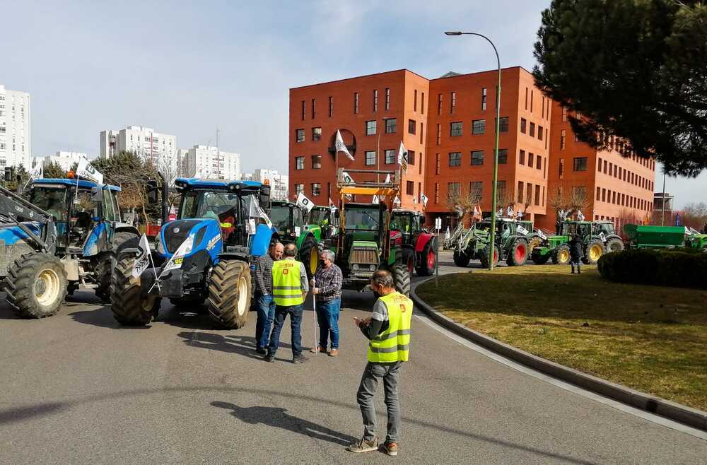 Concentración de trabajadores del campo en la glorieta Bilbao, frente a la sede de la Junta en Burgos.