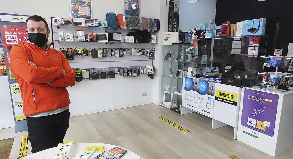 Alain García Orive, en su tienda de telefonía móvil e informática 2 In Side Movil.