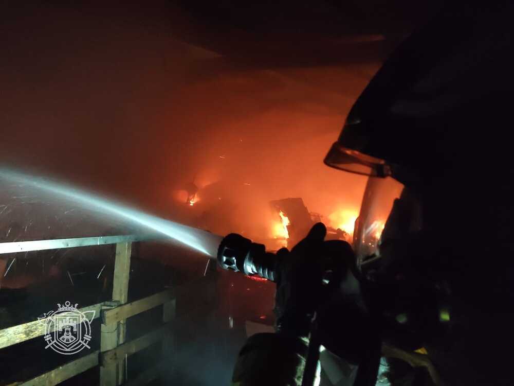Los bomberos apagan un incendio en un almacén de materiales