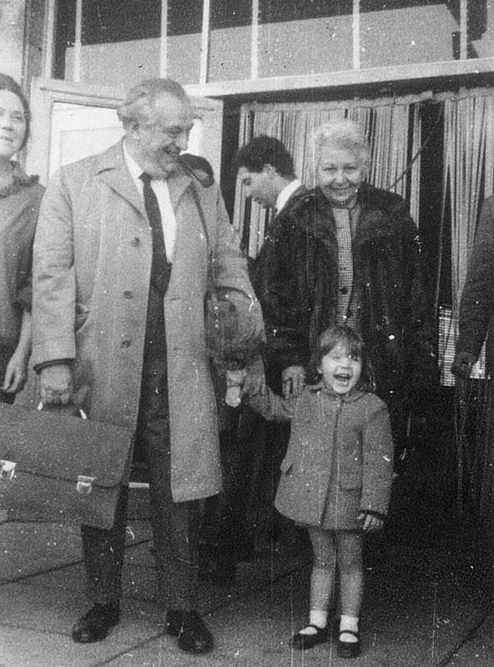 Isabel, de niña, con su abuela y con RafaelAlberti. 
