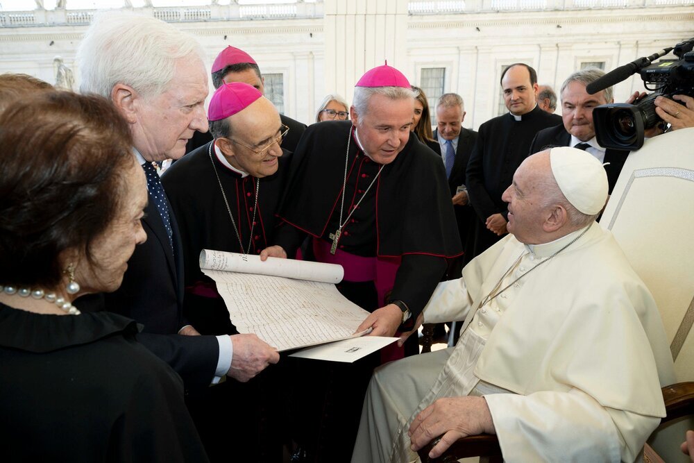 El Papa recibe a la delegación de la Fundación VIII Centenario