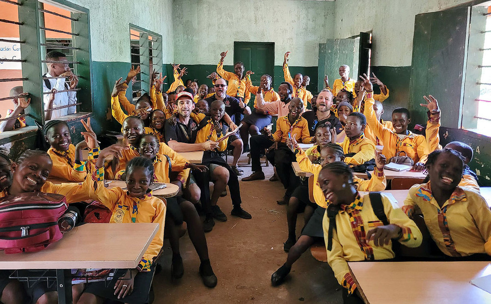 Los alumnos de la Escuela Diamond Child de Freetown los recibieron con alborozo y los enseñaron las instalaciones. 