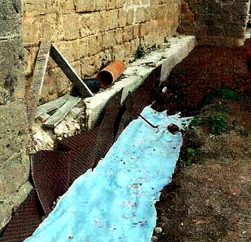 Zona de las tumbas cubierta con un plástico.