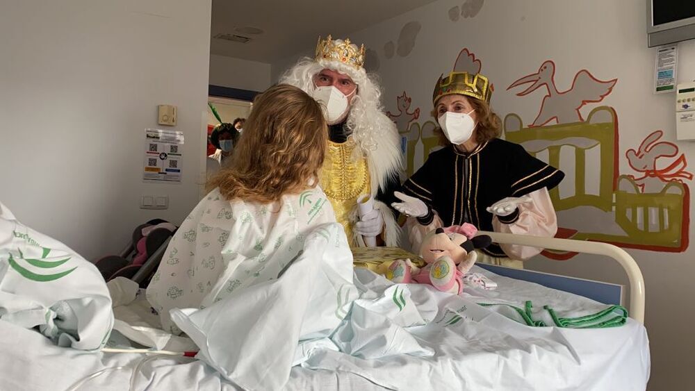 Los niños ingresados en el hospital de Málaga también recibieron una visita muy especial y unos merecidos regalos. 