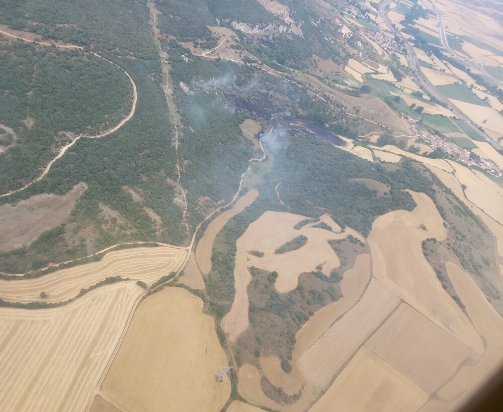 Vista aérea del incendio a la llegada de la BRIF con base en Lubia (Soria).