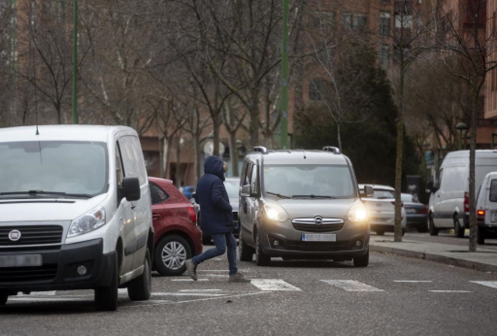 Los aparcamientos en batería son un peligro: hete aquí a un peatón frenando en seco al cruzar la calle Obdulio Fernández.  / PATRICIA