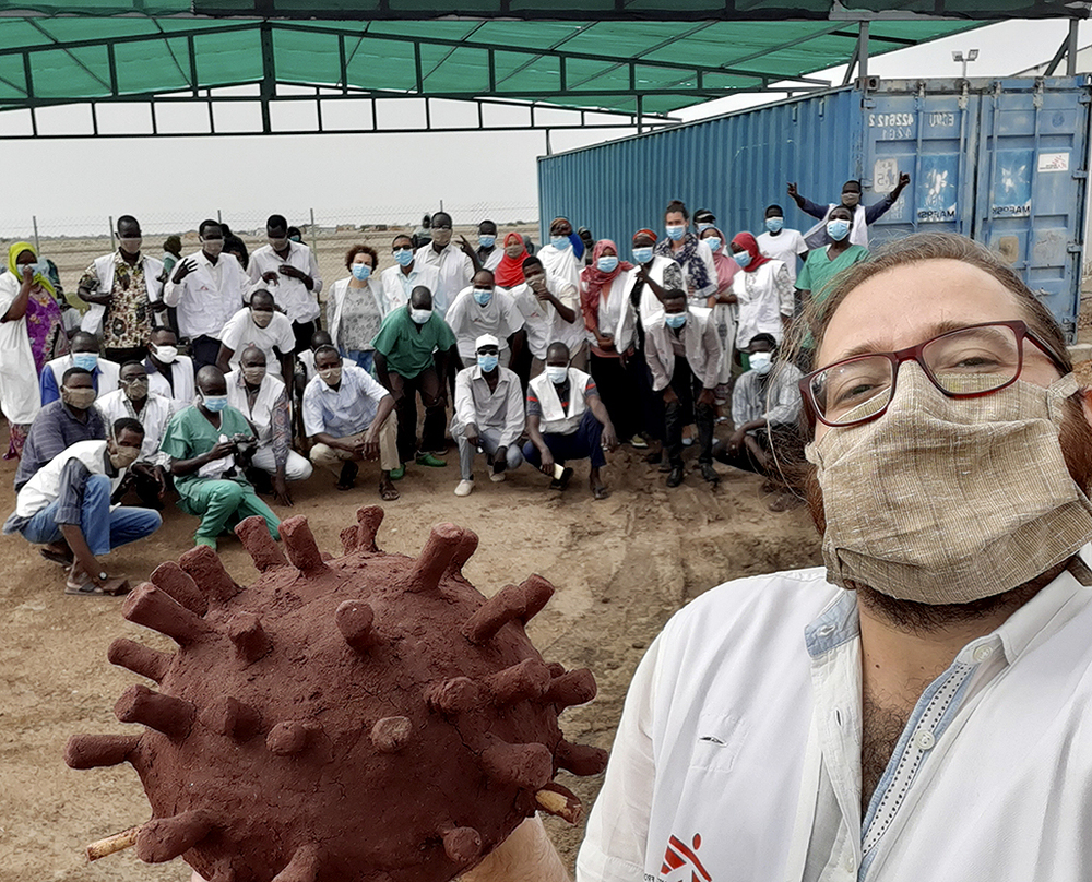 César Pérez, con sus compañeros en el hospital de Sudán donde pasó la primera parte de la pandemia. 