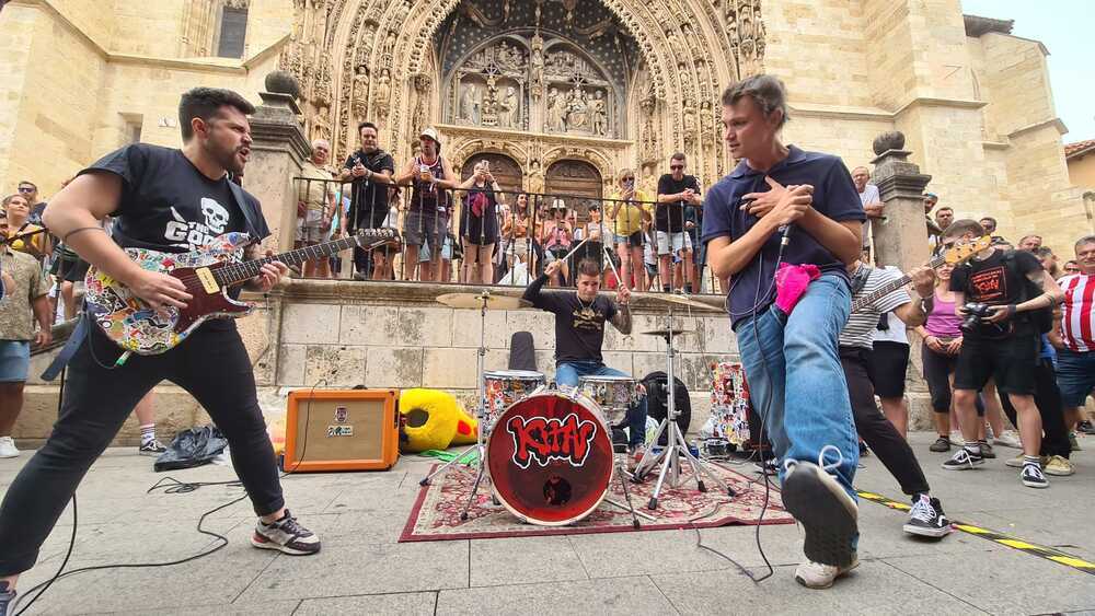 Kiati ha tocado delante de la iglesia de Santa María, en una actuación totalmente improvisada.