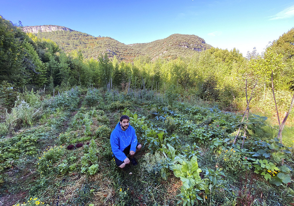 Guillermo Gómez ha recibido formación del cuidado de huertos ecológicos de Josu, técnico de la Casa del Parque oniense. 