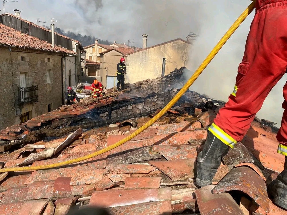 El fuego devora las casas en Santibáñez del Val