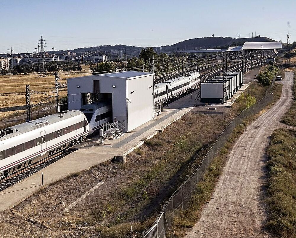 30 de julio: Varios trenes en doble composición procedentes del País Vasco se atascan en el cambiador de ancho de vías.