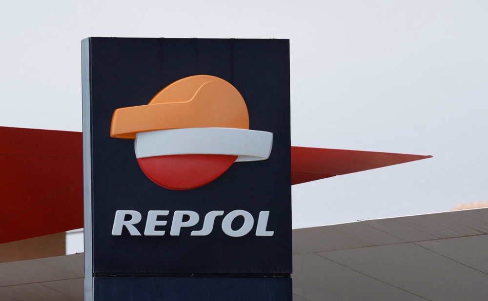 El logo del grupo energético español Repsol en una gasolinera