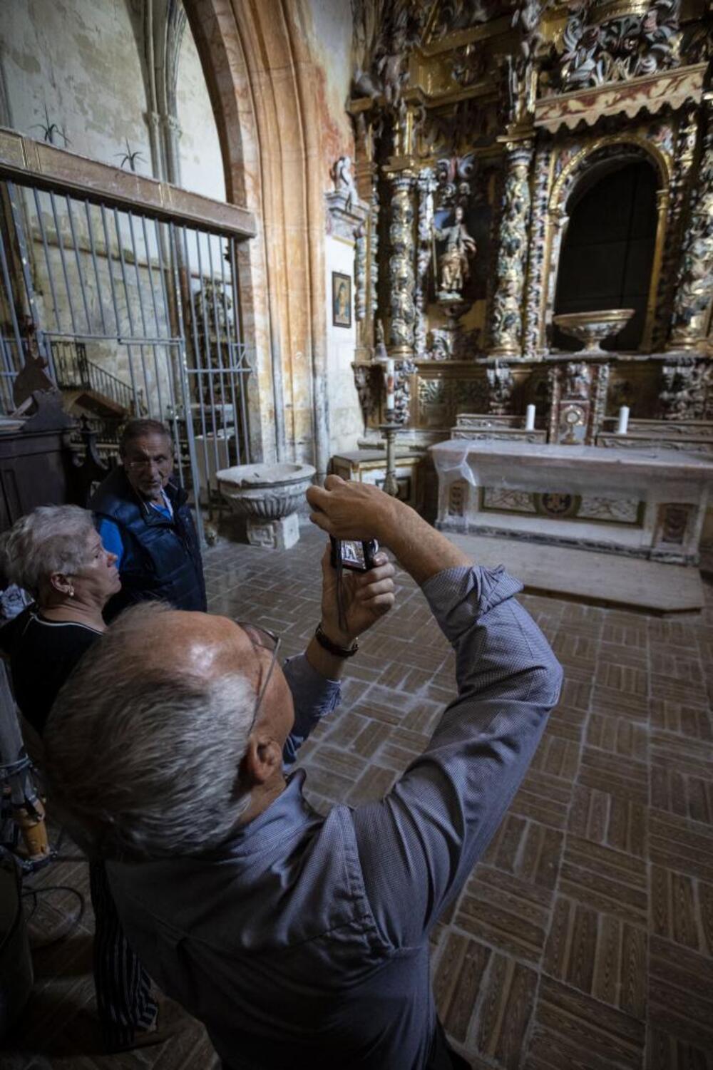 El delegado diocesano de Patrimonio, Juan Álvarez Quevado, inventariando un retablo que debe restaurarse.