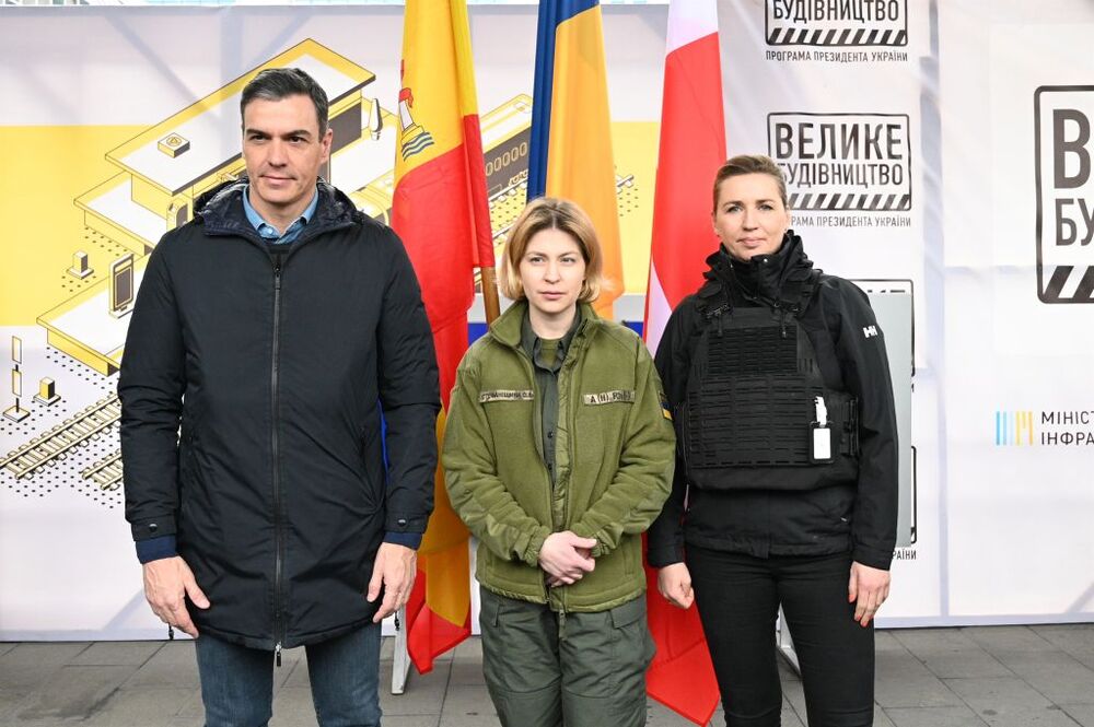 El presidente del Gobierno, Pedro Sánchez, y la primera ministra danesa, Mette Frederiksen, a su llegada a Kiev  / POOL MONCLOA/BORJA PUIG DE LA BE