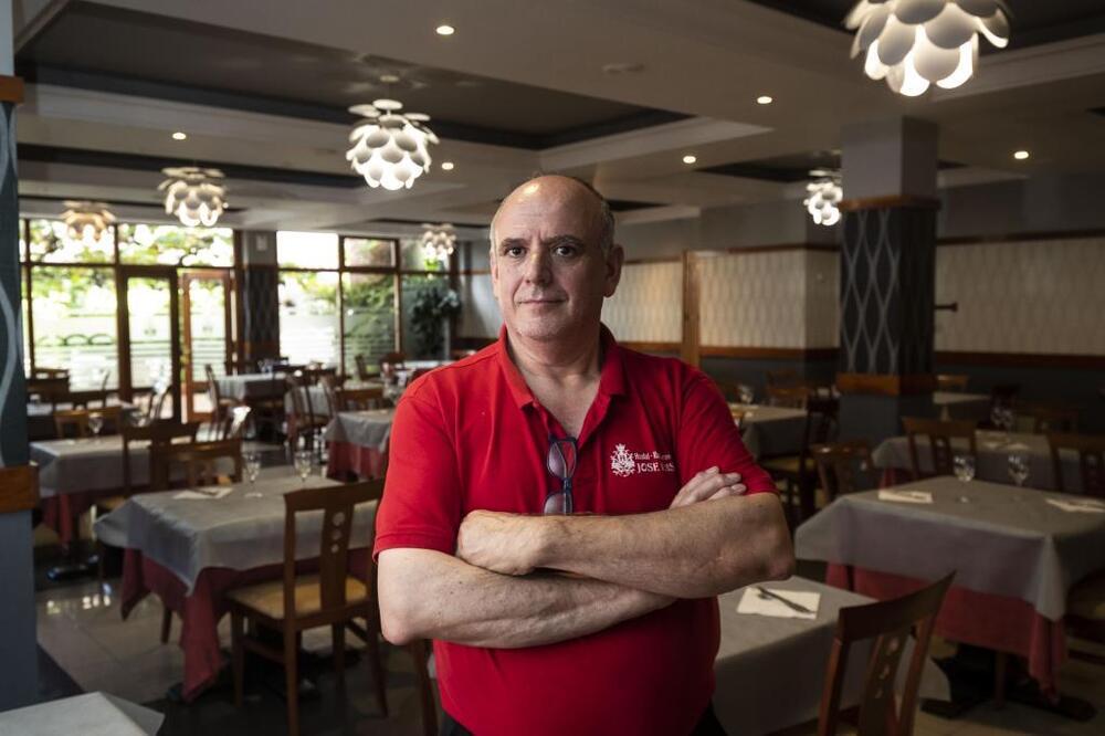 Abel Fernández, en el restaurante del Hostal José Luis, de Trespaderne.