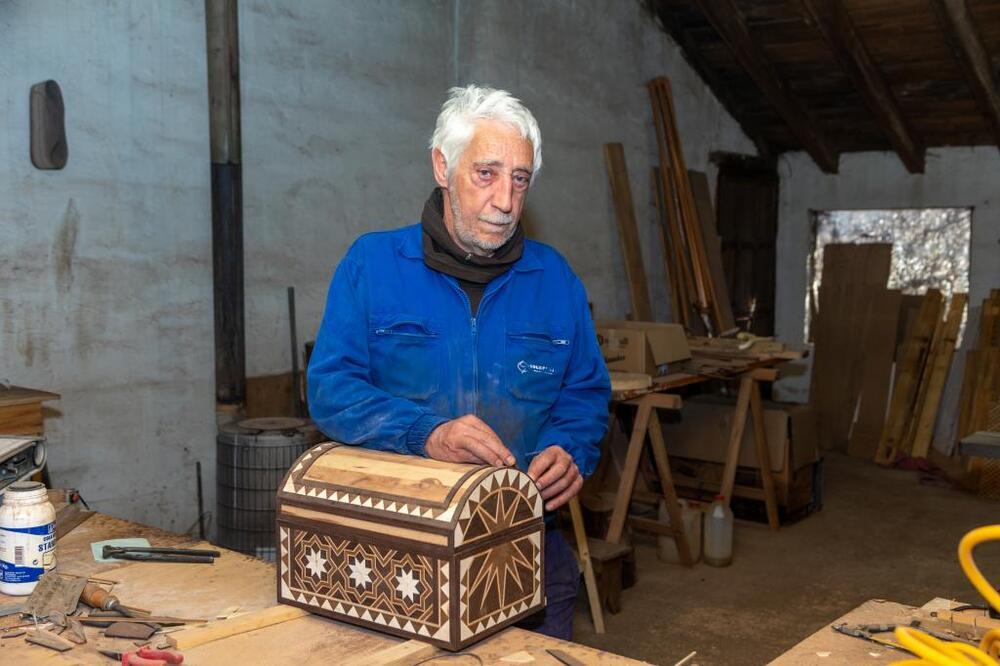 Miguel Ángel Marcos se instaló junto a Isabel en Villaespasa y montó su taller de ebanistería. 