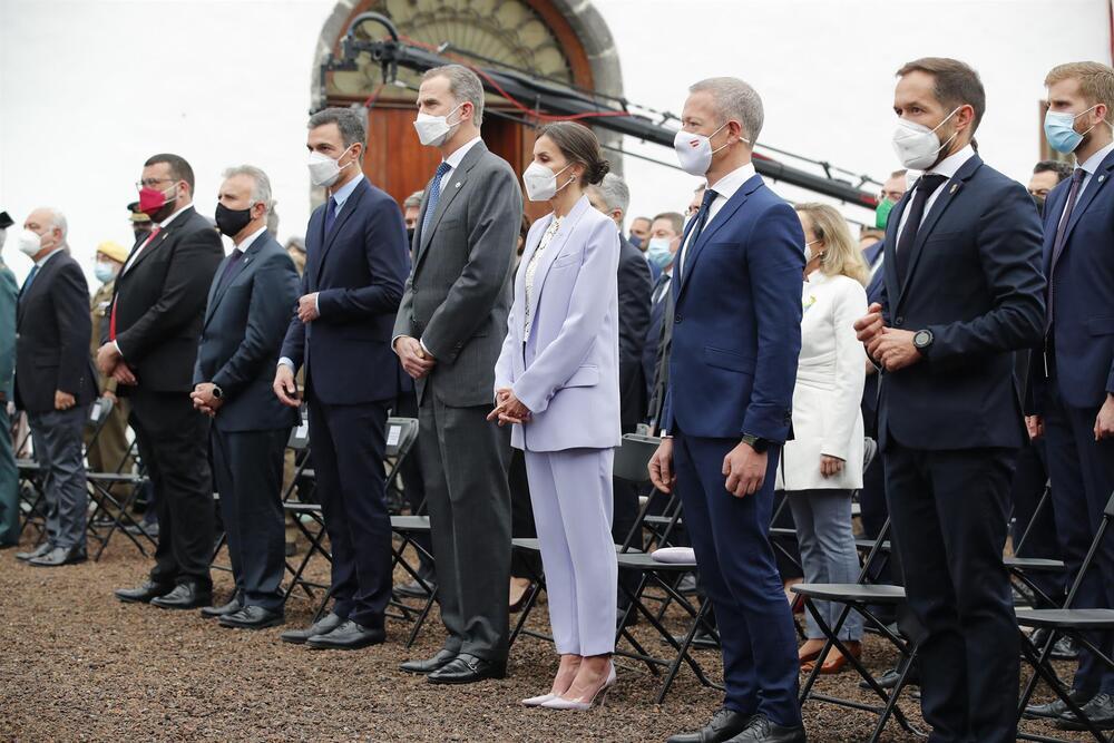  El presidente del Gobierno, Pedro Sánchez (4i), el Rey Felipe VI (5d) y la Reina Letizia (3d)