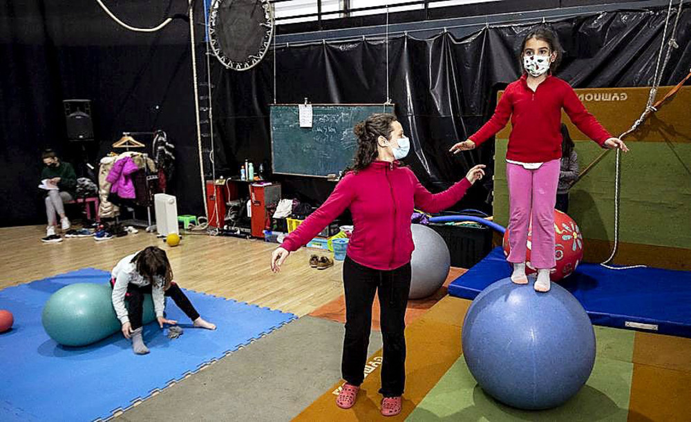 Los niños practican equilibrios sobre objetos en la escuela de Marta Luna. 