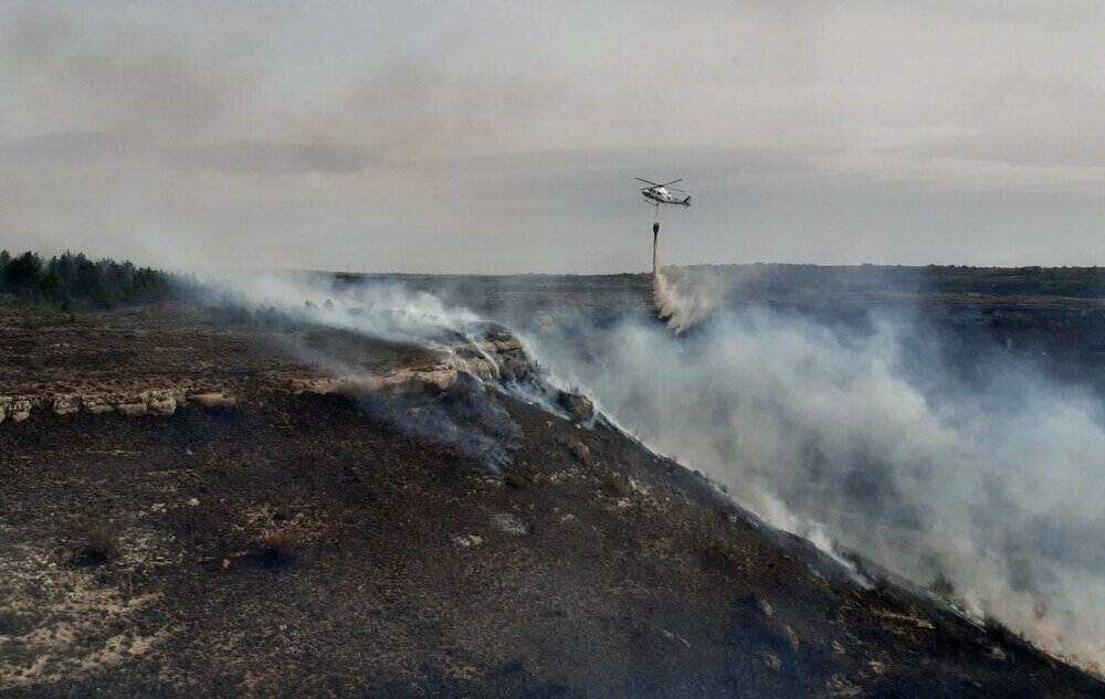 El viento y la sequía agravan el fuego en Gredilla de Sedano