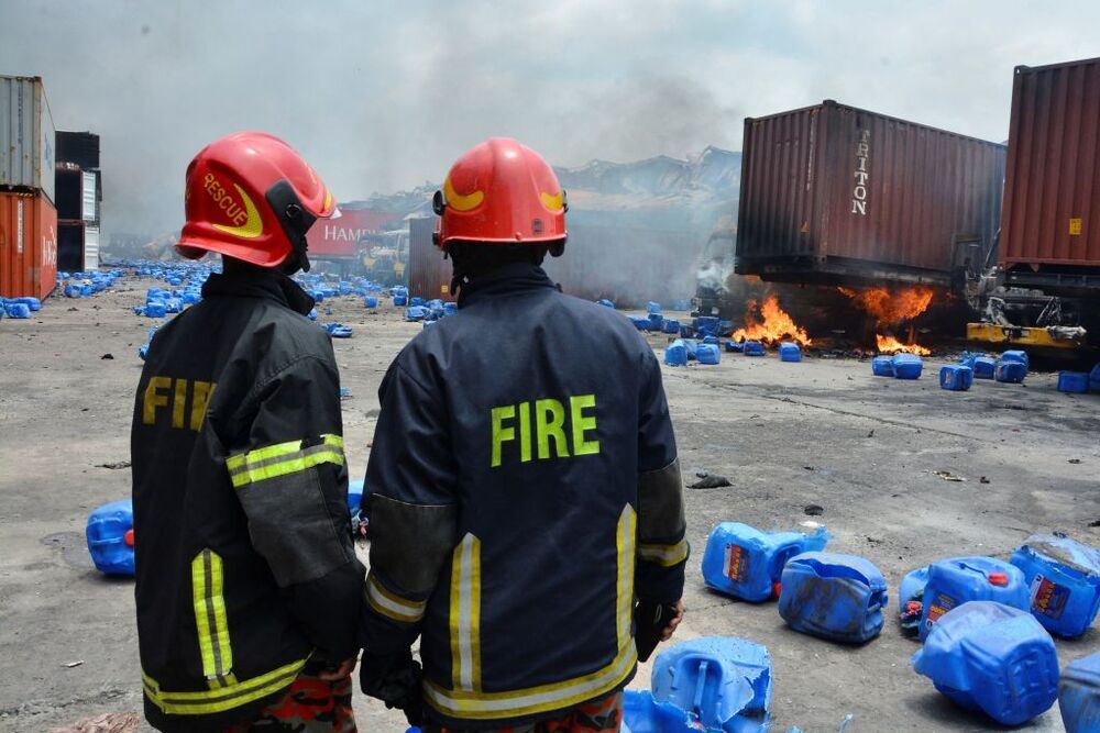 Al menos 40 muertos en Bangladés al explotar un depósito de contenedores