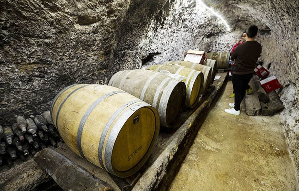 En la zona inferior de estas históricas construcciones se guarda el vino en cubas.