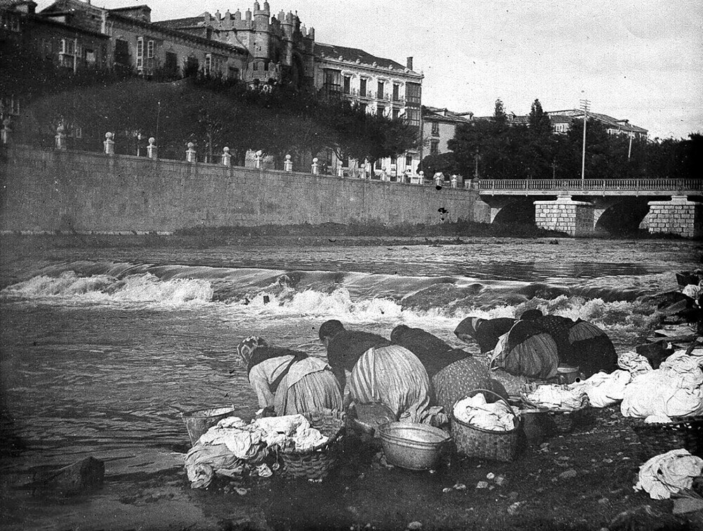 Imágenes de finales del XIX de las lavanderas en algunos de los tramos más céntricos del río Arlanzón. 