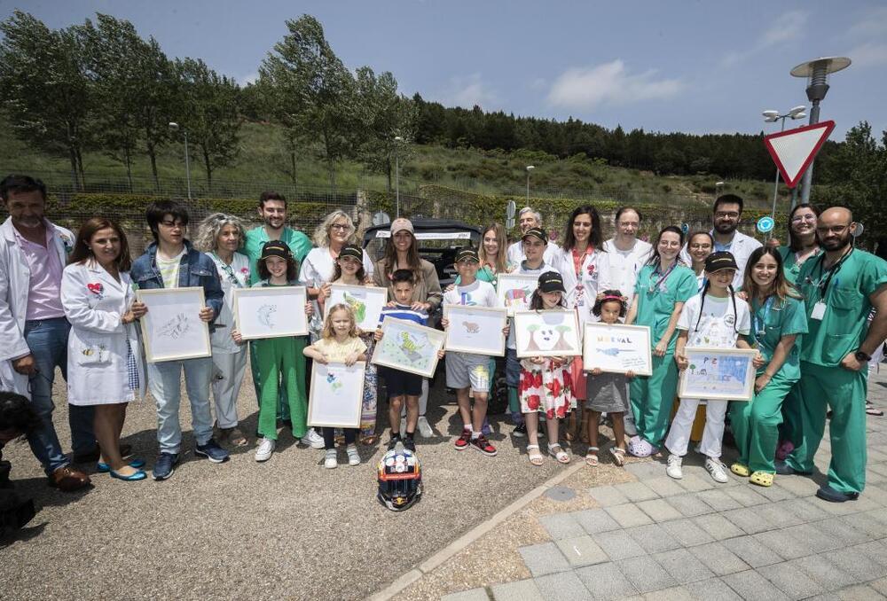 Los pacientes muestran los dibujos que hicieron durante su ingreso en la planta de Pediatría y que Gutiérrez lucirá esta temporada en su casco. 