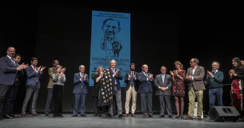 La tuna puso el broche al homenaje y le colocó una capa al protagonista, Antonio Bañuelos, quien aplaudió emocionado junto a autoridades, amigos y compañeros de fatigas en estos 30 años. 