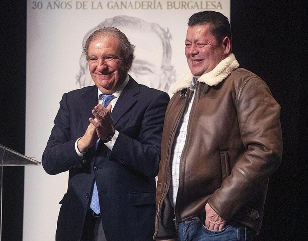 Bañuelos junto a su mayoral, Francisco Afonso, a quien hizo subir al escenario. 