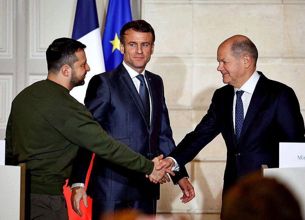 El presidente francés, Emmanuel Macron, y el canciller alemán, Olaf Scholz (d), recibieron a Zelenski en el Elíseo.