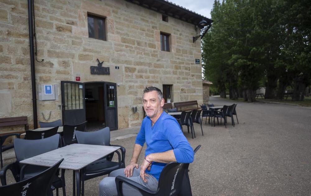 Pablo Fernández, dueño del bar de Revilla: «Cogí el local al ver que se le podía sacar más partido. Las ayudas deben ser para hacer actividades».