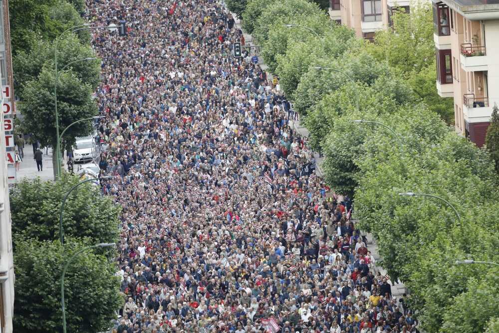 Miles de burgaleses secundan la manifestación por las infraestructuras en Burgos.  / JESÚS J. MATÍAS