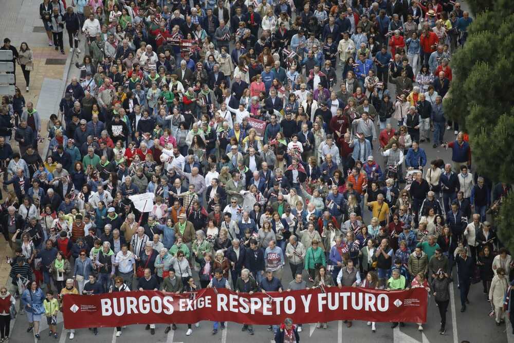 Miles de burgaleses secundaron la manifestación por las infraestructuras en Burgos.  / JESÚS J. MATÍAS