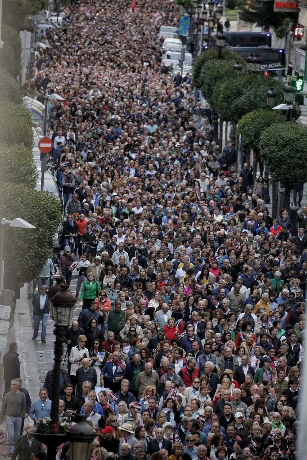 La multitudinaria manifestación por las infraestructuras llega al centro de Burgos.