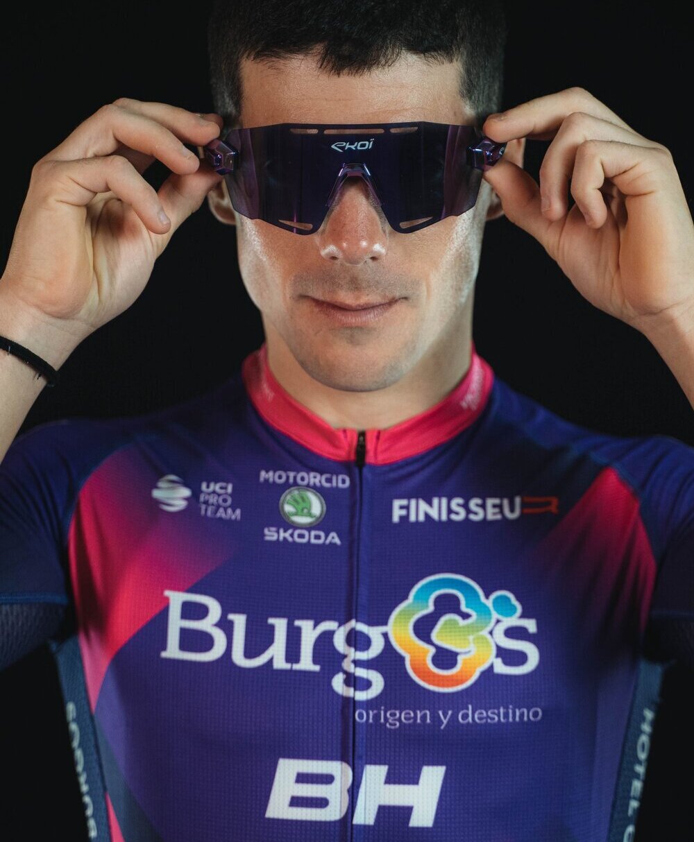 Antonio Angulo, uno de los fichajes del Burgos BH, posa con la renovada equipación de Finisseur y las nuevas gafas de Ekoï.