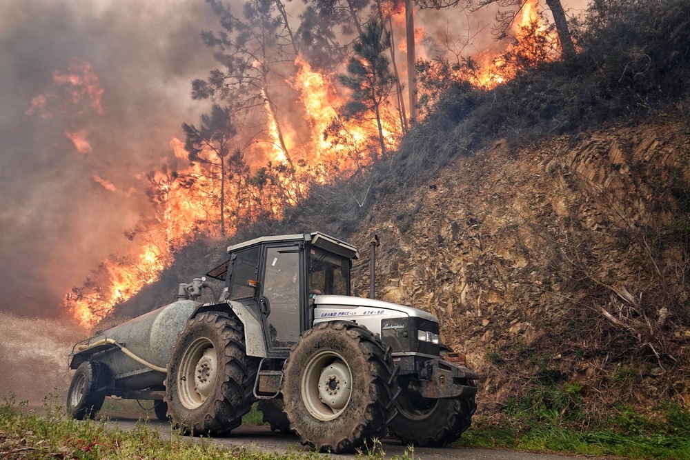 Un tractor en el incendio de los concejos de Valdes y Tineo.