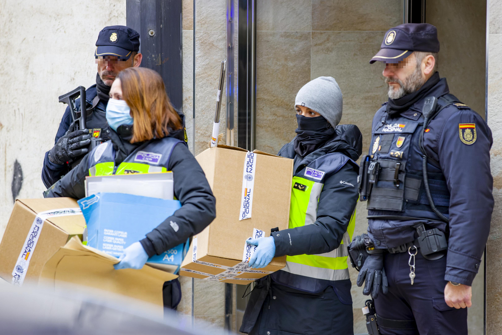 Imágenes del arresto del sospechoso del envío de cartas bomba a Pedro Sánchez, Margarita Robles y varias embajadas.  / SANTI OTERO (EFE)