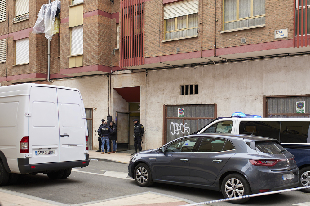 Tras el registro domiciliario en Miranda, el sospechoso ha sido trasladado a Madrid.  / SANTI OTERO (EFE)