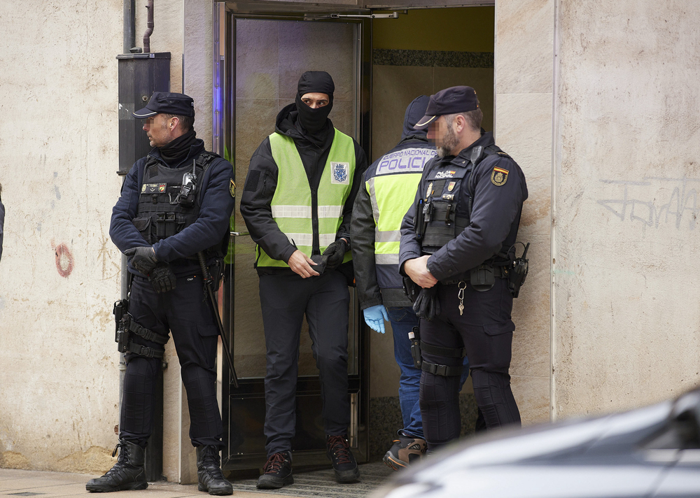 Tras el registro domiciliario en Miranda, el sospechoso ha sido trasladado a Madrid.  / SANTI OTERO (EFE)