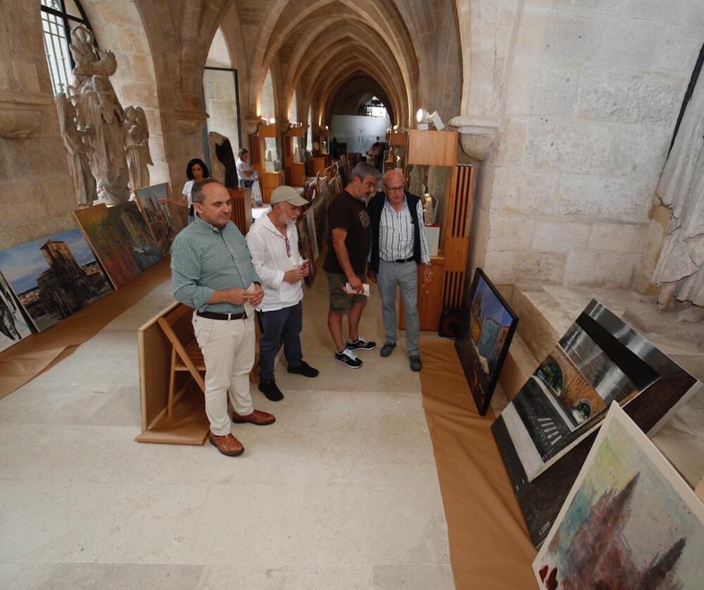 El jurado, observando los distintas obras en el Claustro Bajo de la Catedral