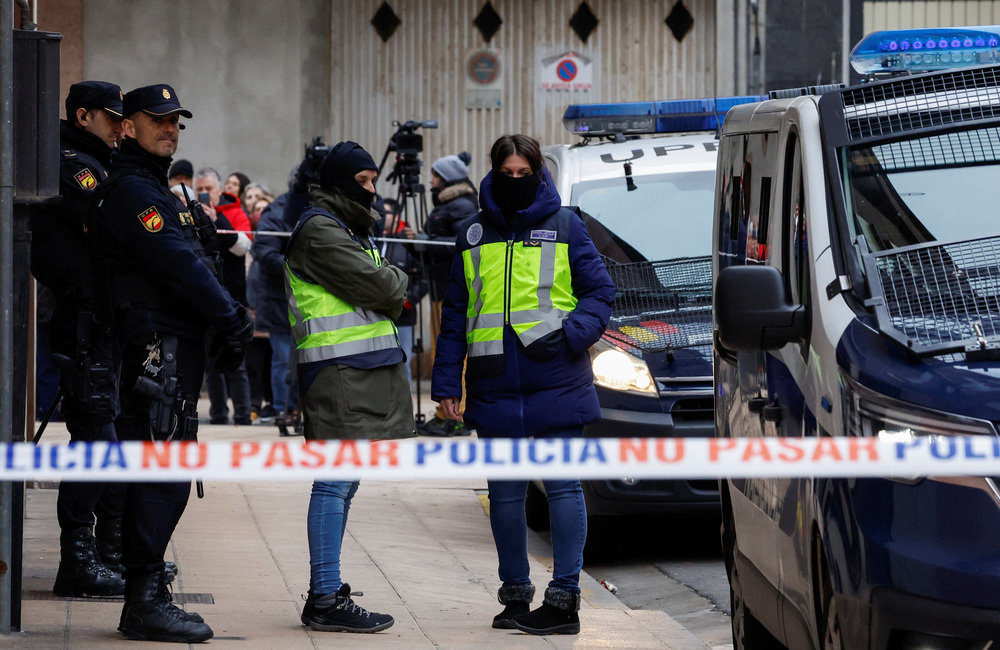 Un varón de 74 años ha sido arrestado este miércoles en Miranda como sospechoso del envío de cartas bomba al presidente del Gobierno, la ministra de Defensa y varias embajadas.  / VINCENT WEST (REUTERS)