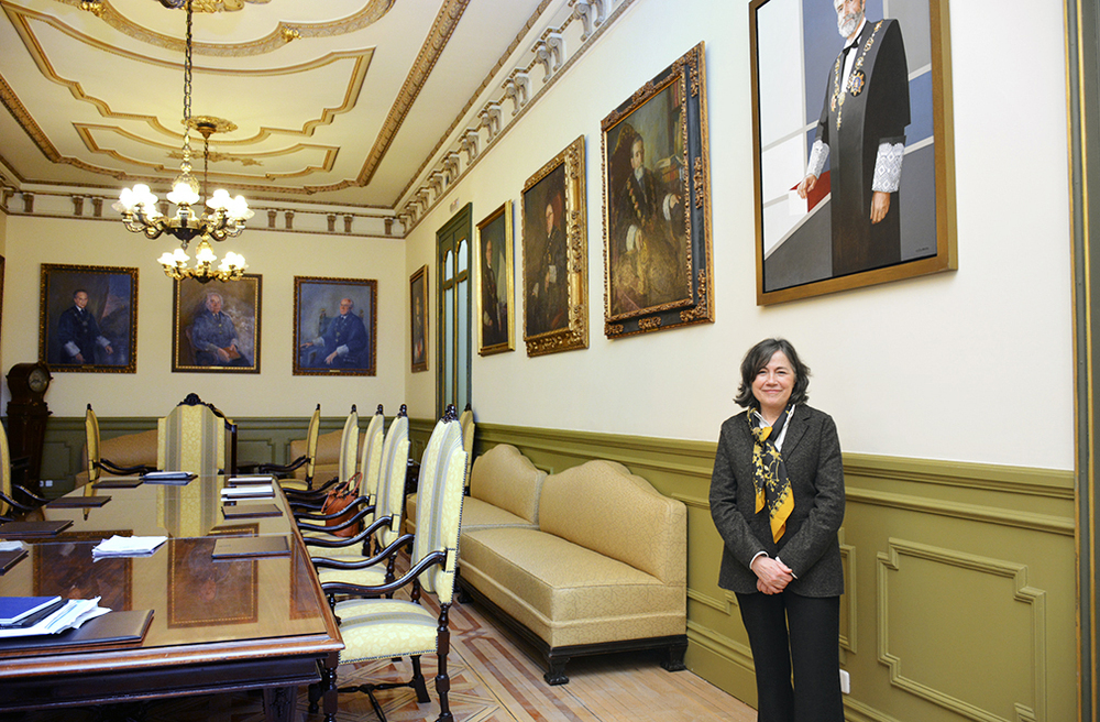 La pintura de Lesmes ocupa desde el lunes su lugar en la sede del alto tribunal, donde posa Pipía Marzo. 