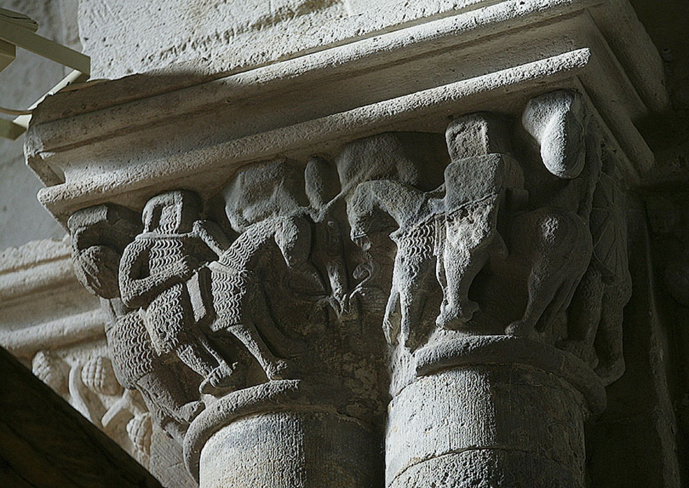 Capitel de Vallejo de Mena con escena de templarios. 
