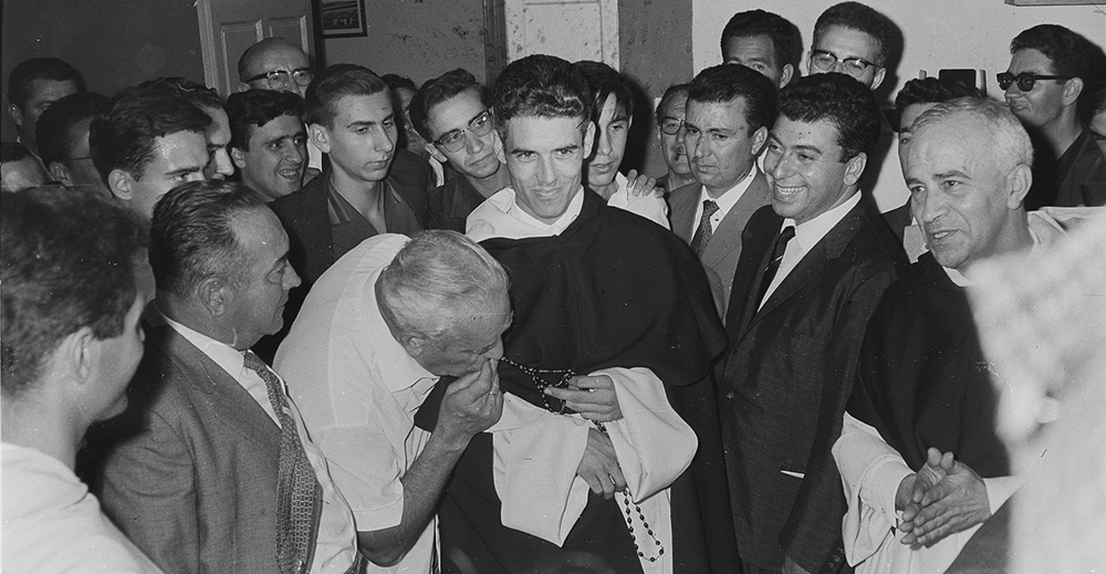 Mondeño, en el centro, congregó a una multitud el día que tomó los hábitos en Caleruega (30 de agosto de 1964). 