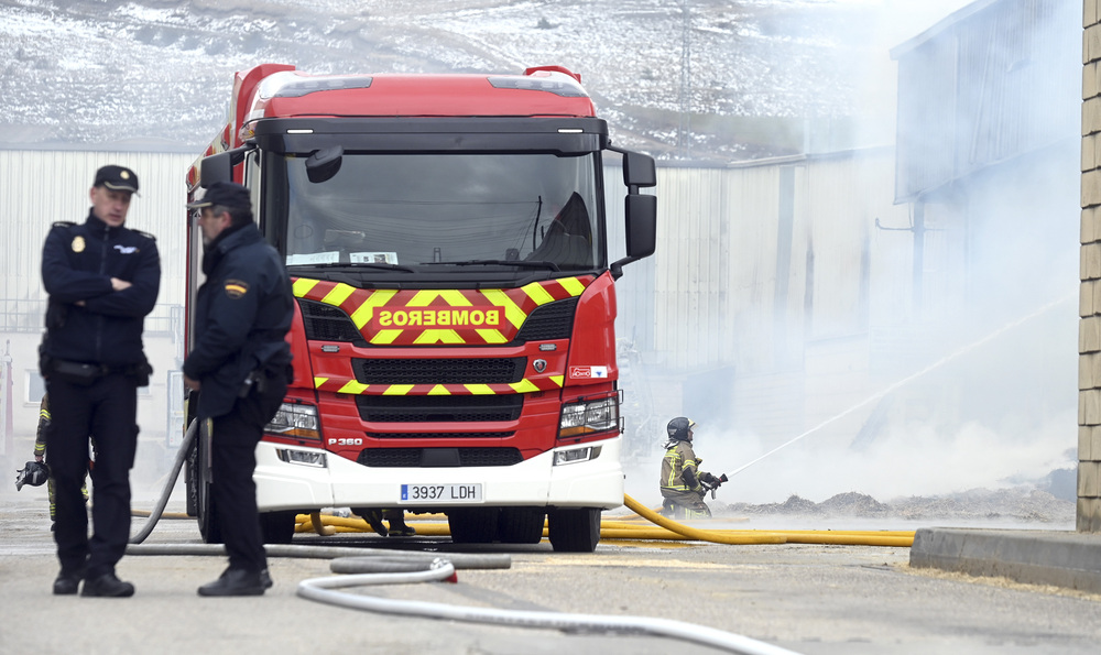 Incendio en la nave de Molifibra, en el polígono industrial de Villalonquéjar.  / RICARDO ORDÓÑEZ (ICAL)