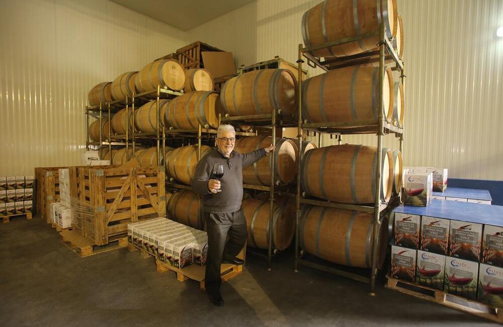Ricardo Delgado, con uno de sus vinos en la nave de elaboración ubicada en el polígono de Villalmanzo.